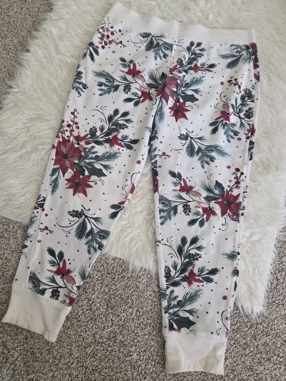Women's Matching Top & Bottom Mistletoe Holiday Pajama Set - Picture 4 of 11